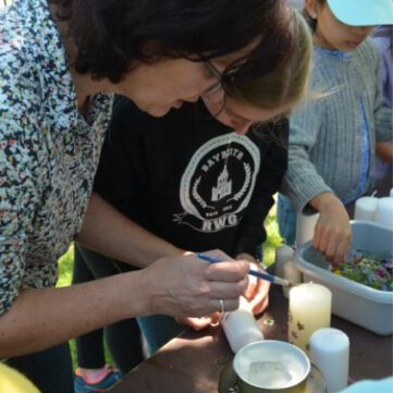 🌱👩‍🌾 Gartenkids im Einsatz! 👨‍🌾🌸 Am 10. Mai war ordentlich was los im Obstlehrgarten! 40 Kinder zwischen 2 und 11 Jahren haben mit viel Spaß gebuddelt, gebastelt und gesnackt. 🕯️ Highlight: Selbstgemachte Kerzen für Mama 🥔 Im Garten: Kartoffeln und Zwiebeln stecken, Blumen säen 🍎 Zur Stärkung: Fruchtspieße & Apfelschorle – natürlich selbst gemacht! Danke an alle kleinen Gärtner*innen – ihr wart spitze!